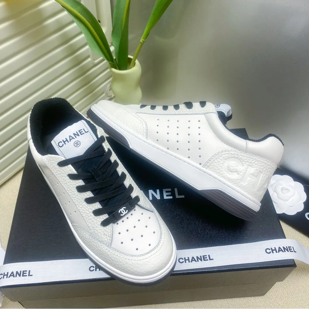 Direct selling price👟👟Ex-factory price 480👟👟 Women's shoes Women's clothing chanel~~Chanel's latest 2022 panda shoes skate shoes sneakers, out of stock king @counters are out of stock〰It's hard to reserve even if you have money❗️ Fresh splicing style, really super good-looking...Xiaohongshu, internet celebrity anchors, and blog owners have already been planting grass and calling ❤ Original calfskin fabric, original towel lining, logo stamping process, two-color T direct selling price 👟👟 ex-factory price U outsole, lasting process, foot pad latex all custom molded... 🎁Supporting packaging 35-40 regular size